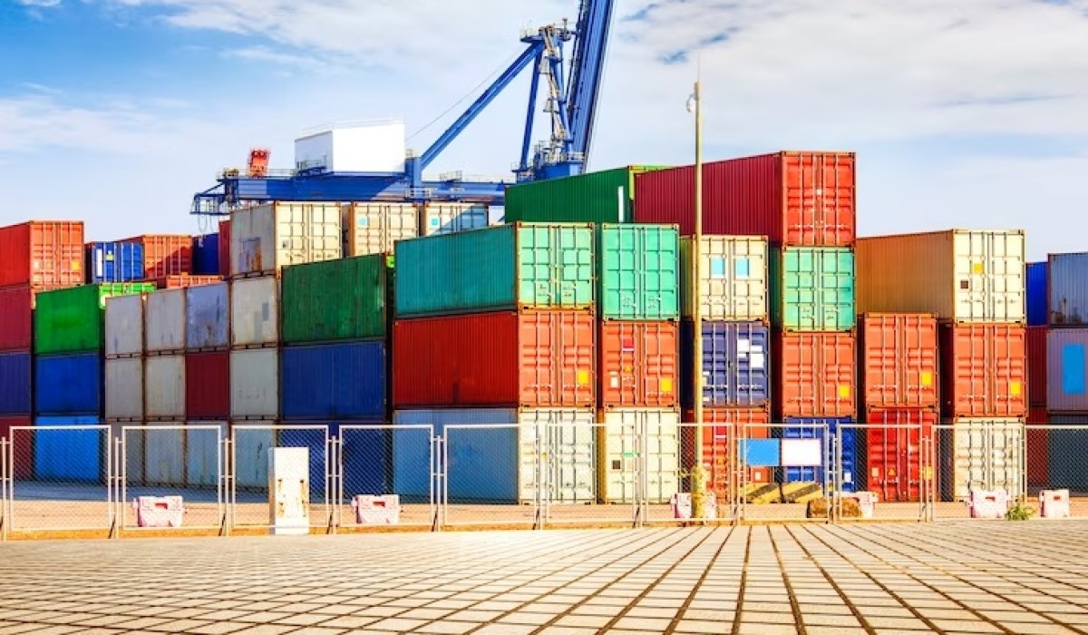 Permanência de contêineres em portos cai e aumenta confiabilidade dos prazos de entrega de cargas transportadas por caminhões