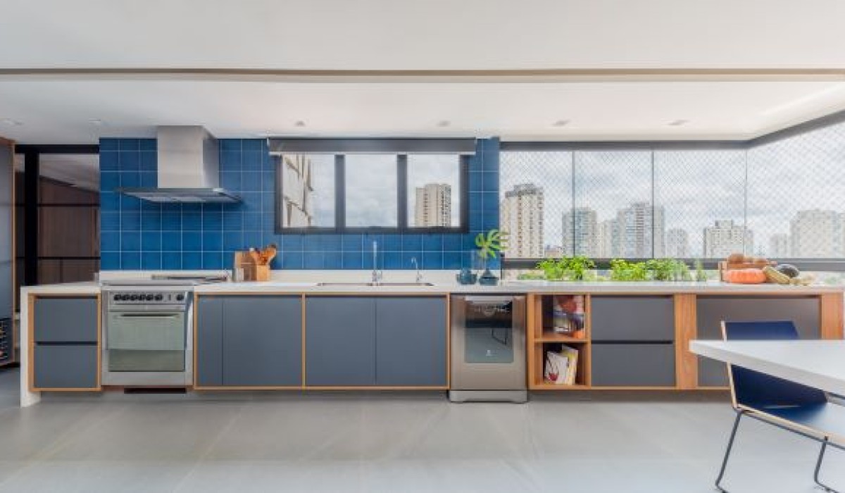 Apartamento de 187 m² destaca a cozinha como um dos principais ambientes da área social