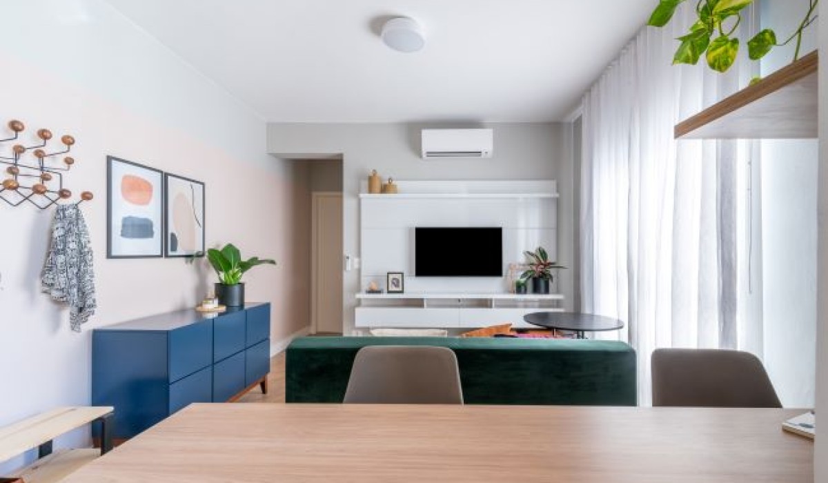 Abrazo Interiores transforma apartamento para aluguel por temporada com um toque encantador