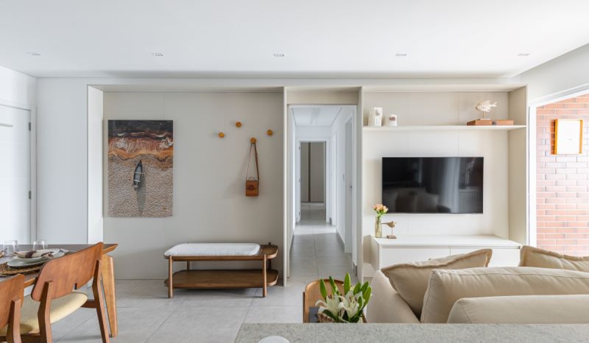Refúgio à Beira-Mar: Bimá Arquitetura transforma apartamento na Praia Grande em espaço acolhedor para momentos em família