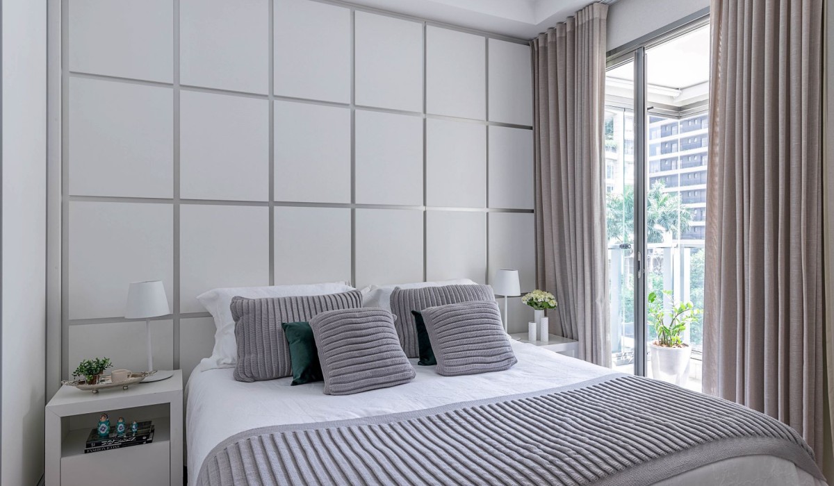 Móvel lateral da cama: confira 5 dicas para utilizar o item combinando com o décor do dormitório