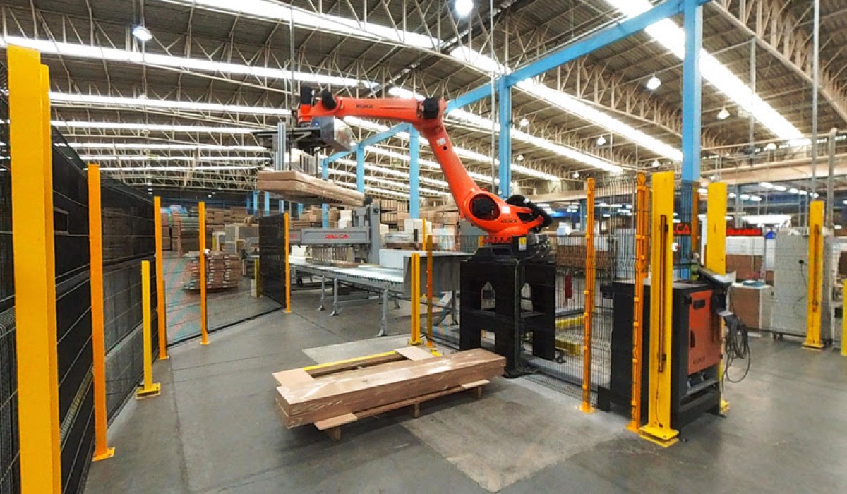 Célula robótica permite padronização e repetibilidade em processos industriais de empresa do setor moveleiro