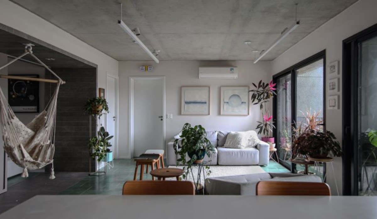 Studio MEMM expande área social em apartamento de 140 M² marcado por ‘blocos de cor’ em ladrilho hidráulico