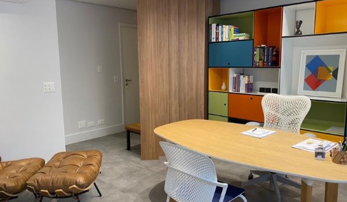 Consultório traz mobiliário colorido e peça autoral após reforma assinada pelo escritório Andrea Parreira Arquitetura