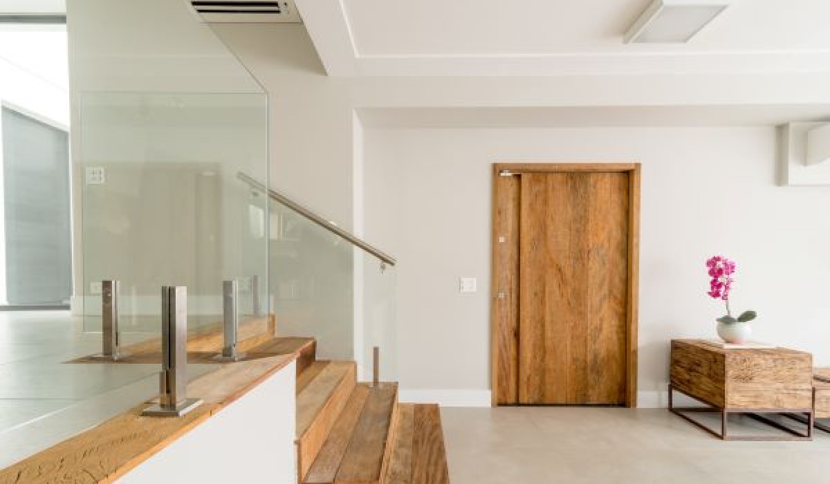 Com sistema de abertura leve e visual elegante, porta pivotante ganha destaque nos projetos residenciais