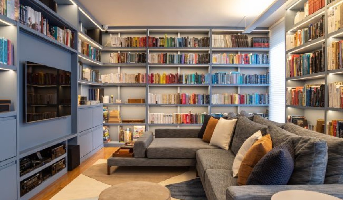 Stal Arquitetura transforma residência de 700m² em São Paulo em um espaço aconchegante e organizado O destaque fica por conta da coleção de livros da família