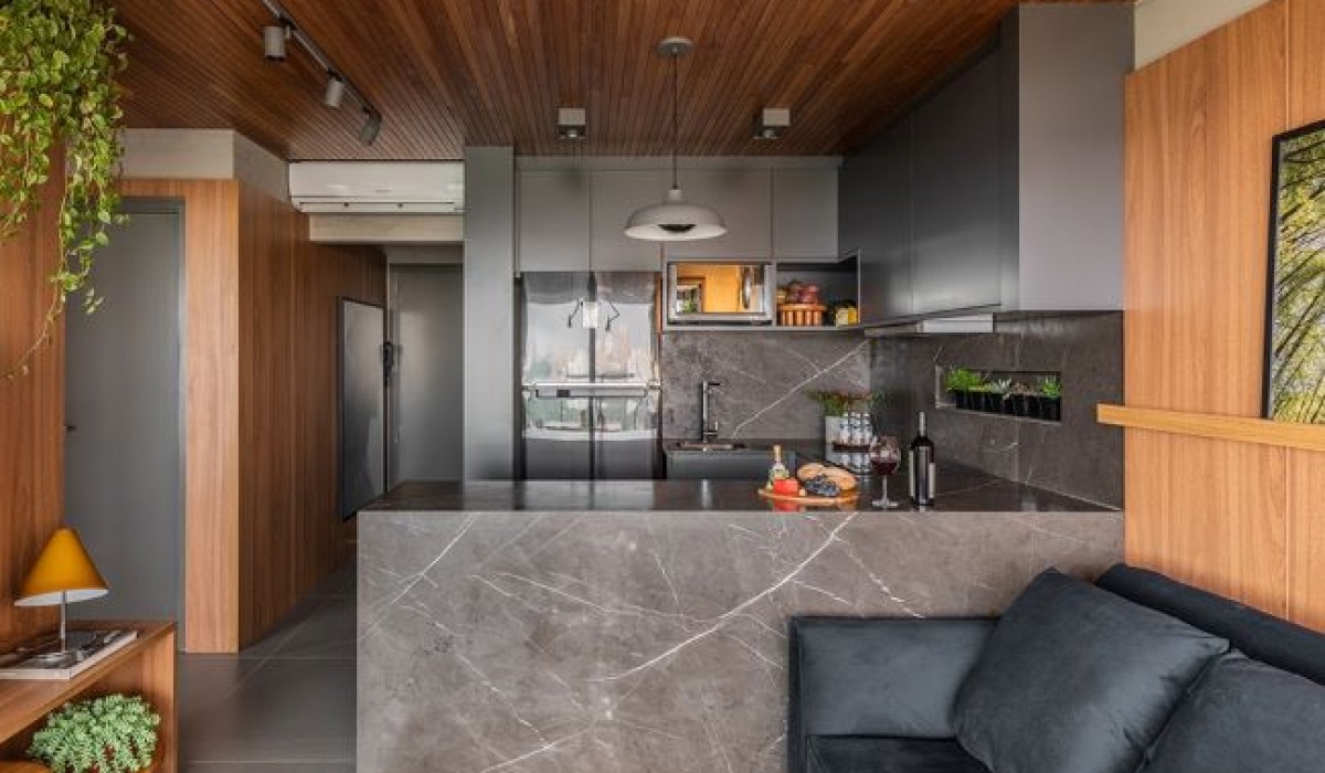 Apê de 64 m² surpreende ao integrar cozinha com a sala de TV e o living