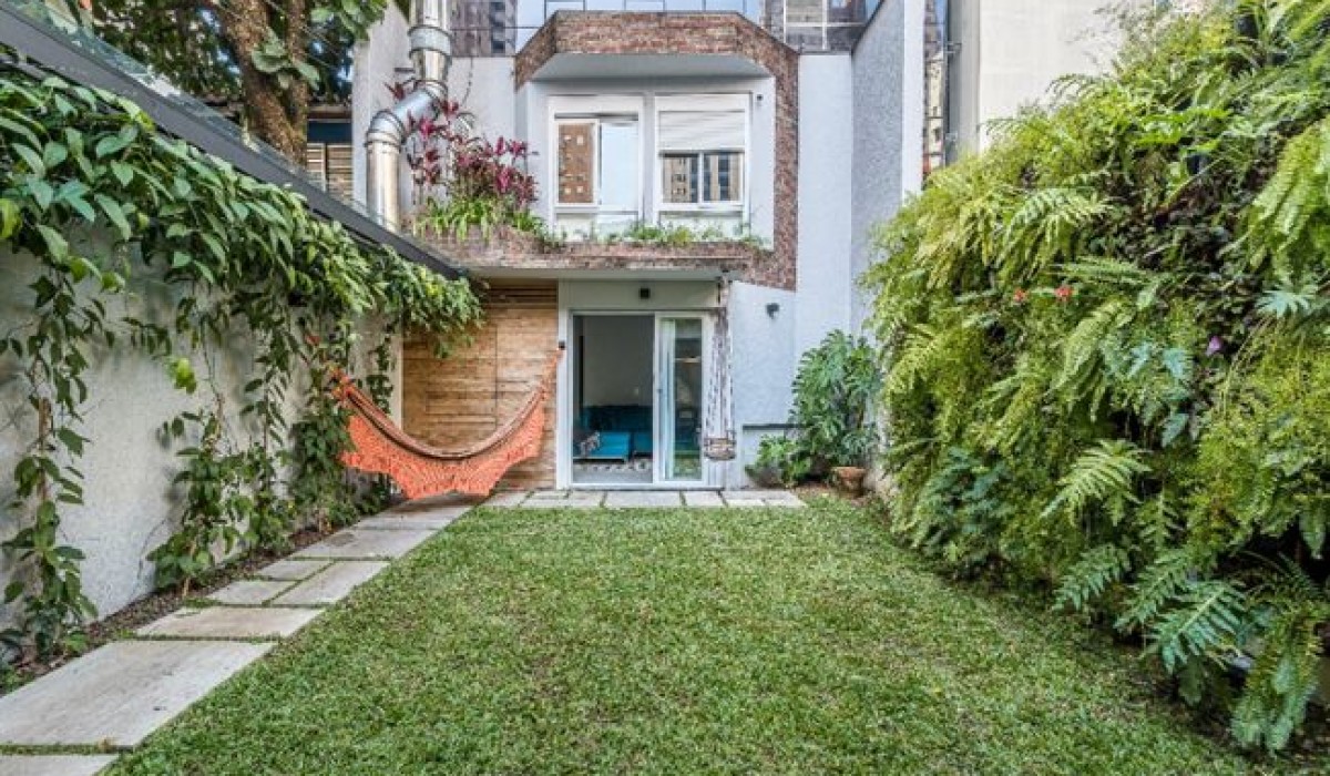 No coração do Itaim Bibi, a arquiteta Marcela Fazio transforma uma residência em um refúgio particular, destacando um jardim deslumbrante