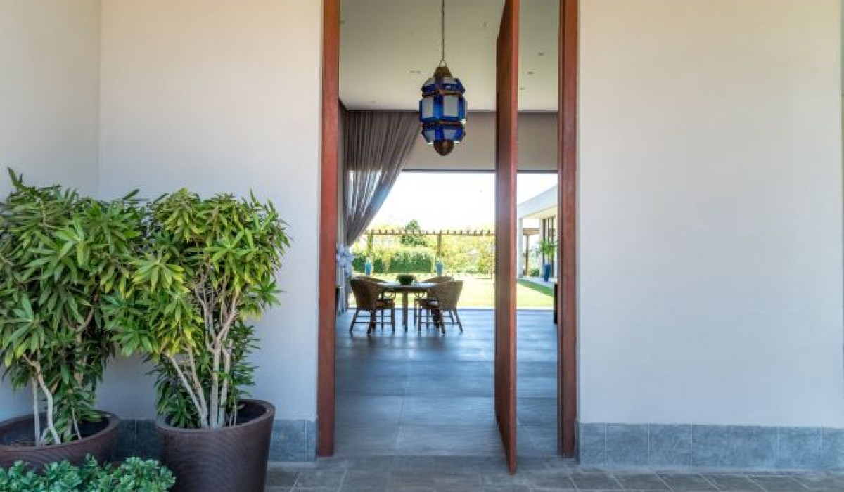 Destacando-se nos projetos residenciais, a porta pivotante apresenta um sistema de abertura suave e um design elegante