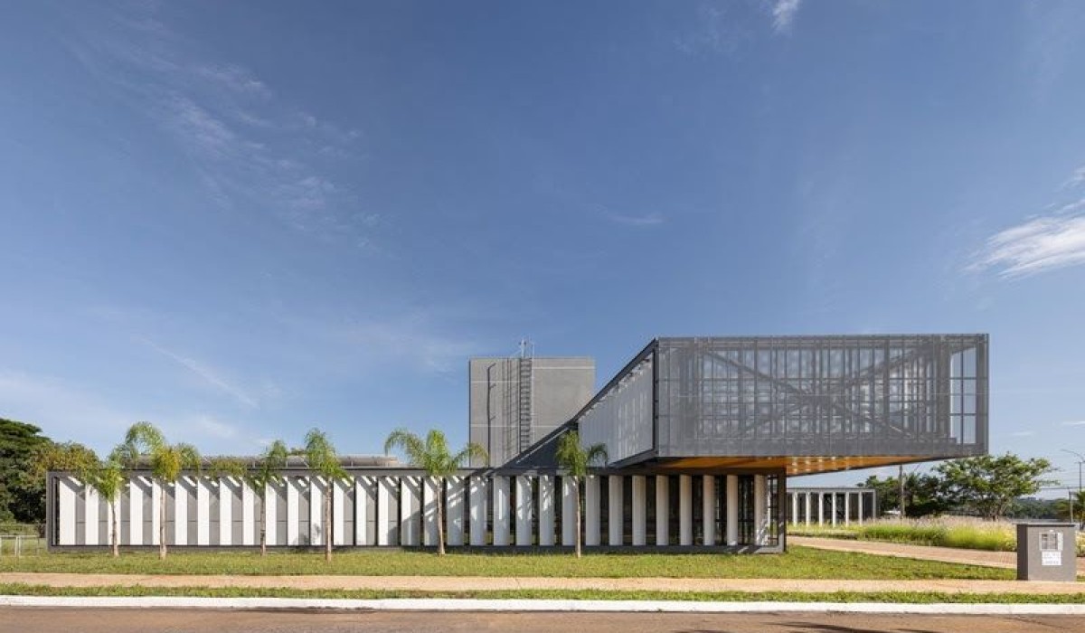 Edifício corporativo incorpora uma arquitetura inovadora e autoral à paisagem de Brasília