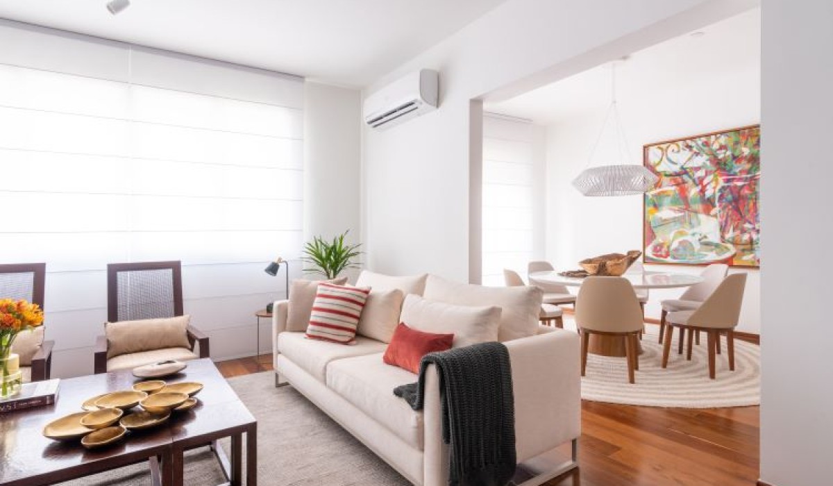 Projeto de interiores para apartamento alugado destaca-se pela inclusão de móveis soltos e itens com valor emocional