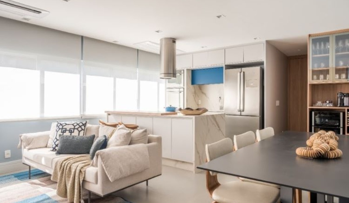 Apartamento carioca totalmente reformado com ambientes integrados, luminosidade e toques de cor