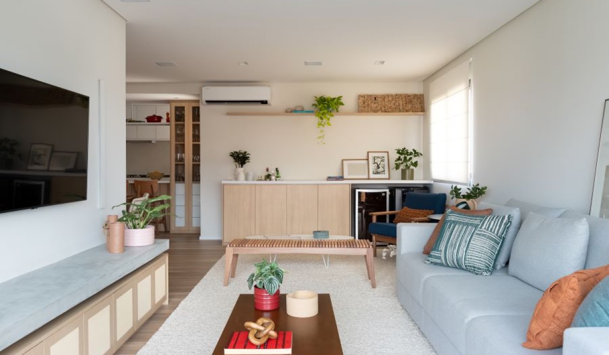 Estúdio Maré renova apartamento antigo em espaço moderno e prático