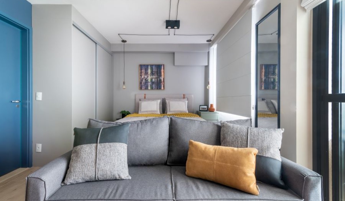 Abrazo Interiores cria um espaço de 34m² funcional e vibrante para aluguel por temporada