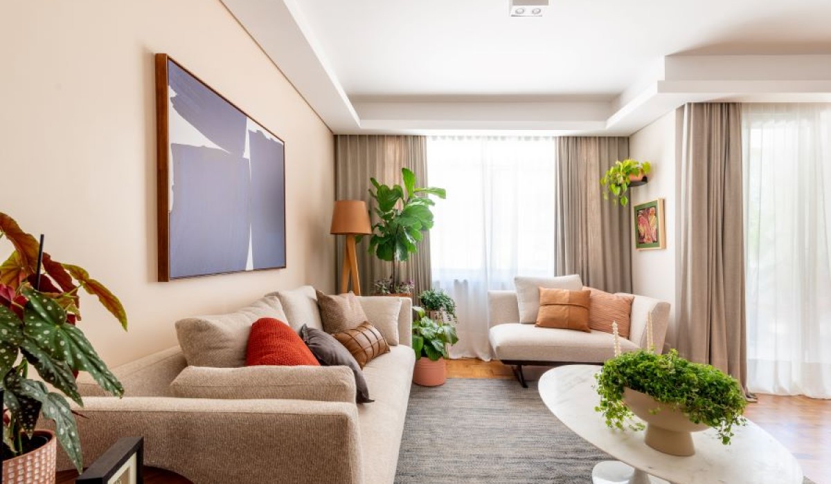 Abrazo Interiores revitaliza apartamento em São Paulo com toque tropical, sem necessidade de quebra-quebra