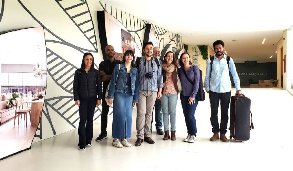 Alunos de fotografia do Senac têm aula prática no stand da Tecnisa no Jardim das Perdizes