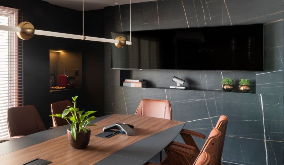 Studio Elã desenvolve escritório de advocacia com design harmonioso e funcional