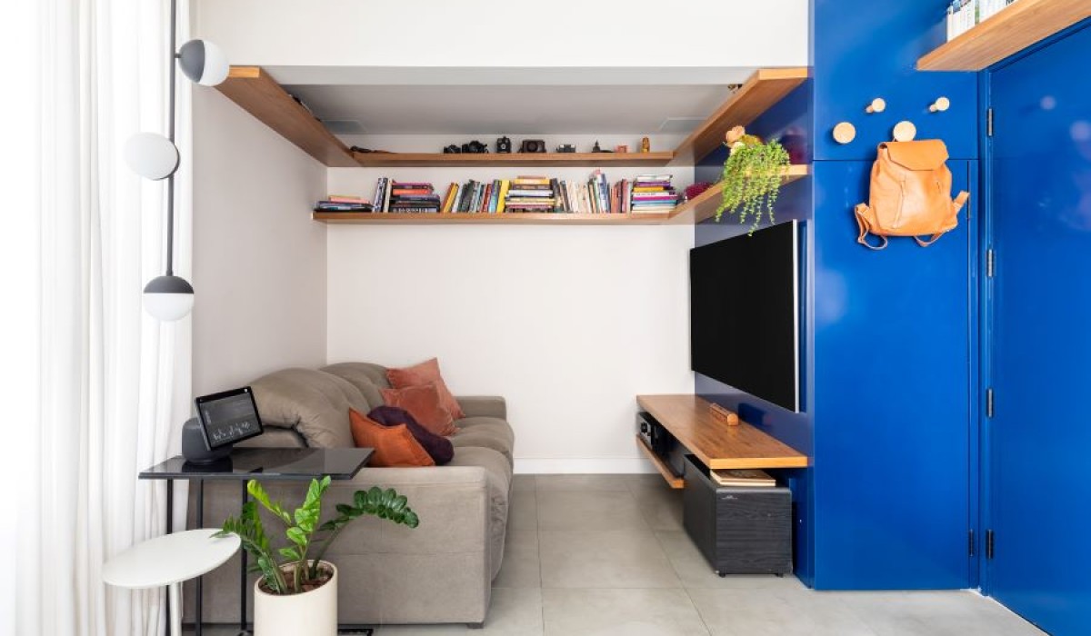 Apartamento Pinheiros II: duplex com varanda envidraçada, cores vibrantes e espaços integrados