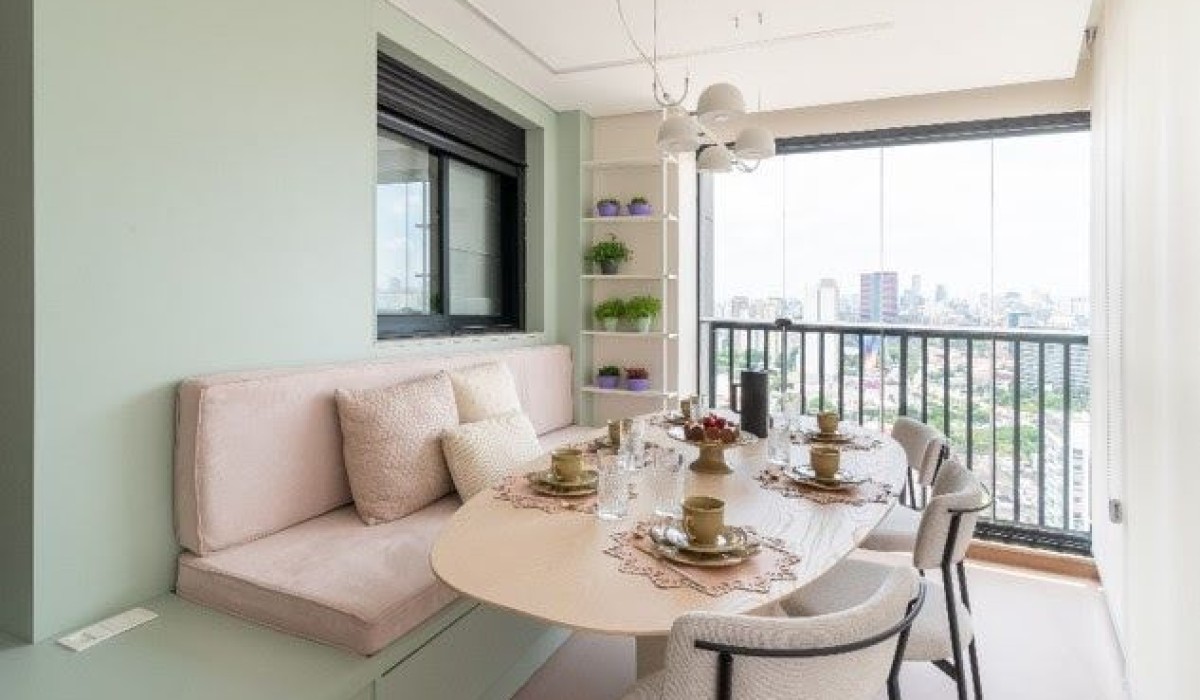 Tons pastel, integração de ambientes e soluções criativas destacam a reforma do apartamento de 73m²