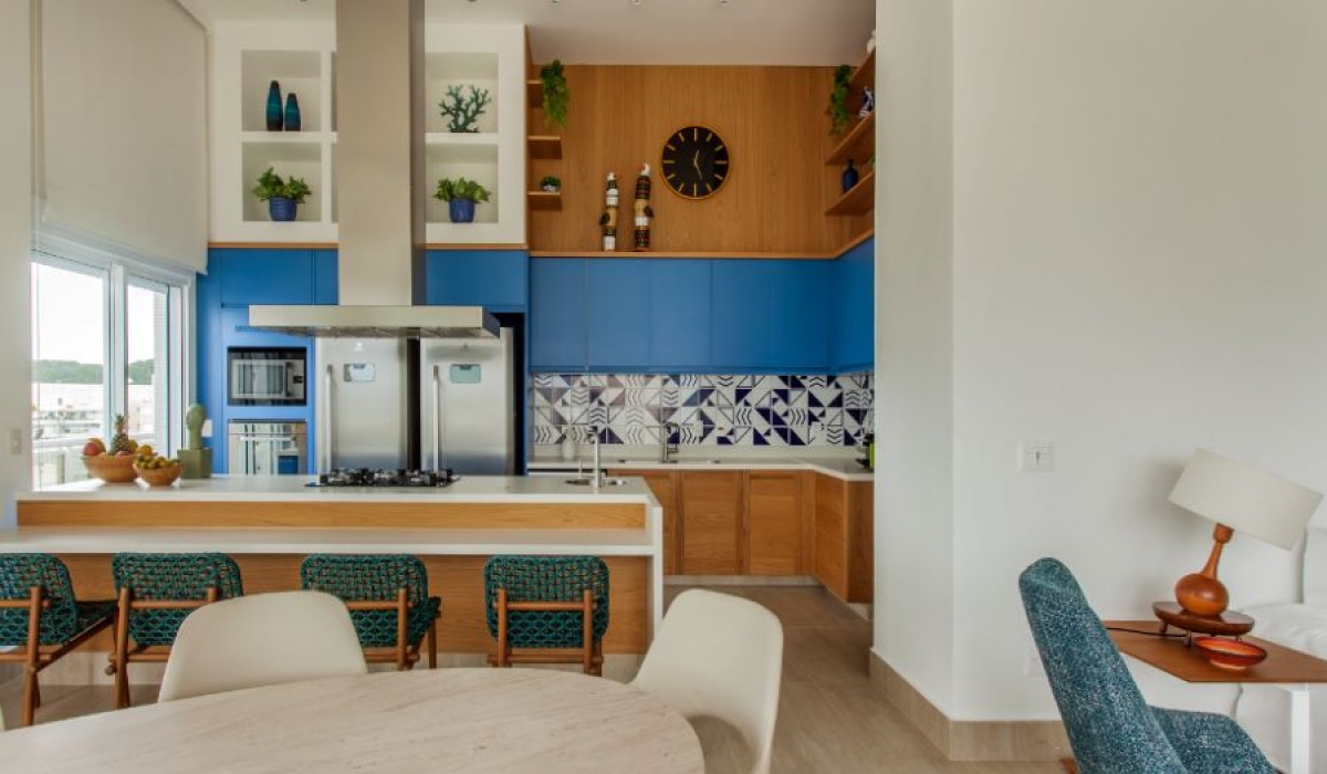 Estilo praiano e materiais naturais realçam o clima de veraneio neste apartamento na Riviera Paulista