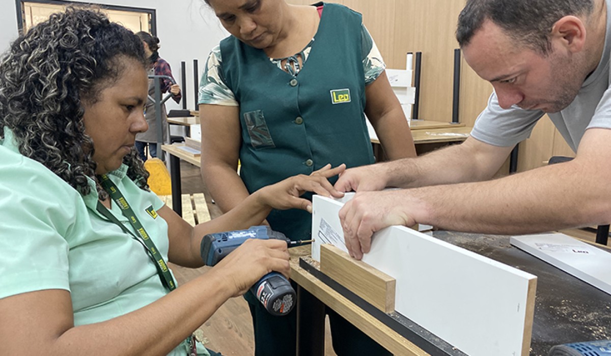 Iniciativa social da Leo Madeiras fabrica móveis para vítimas das chuvas no Rio Grande do Sul