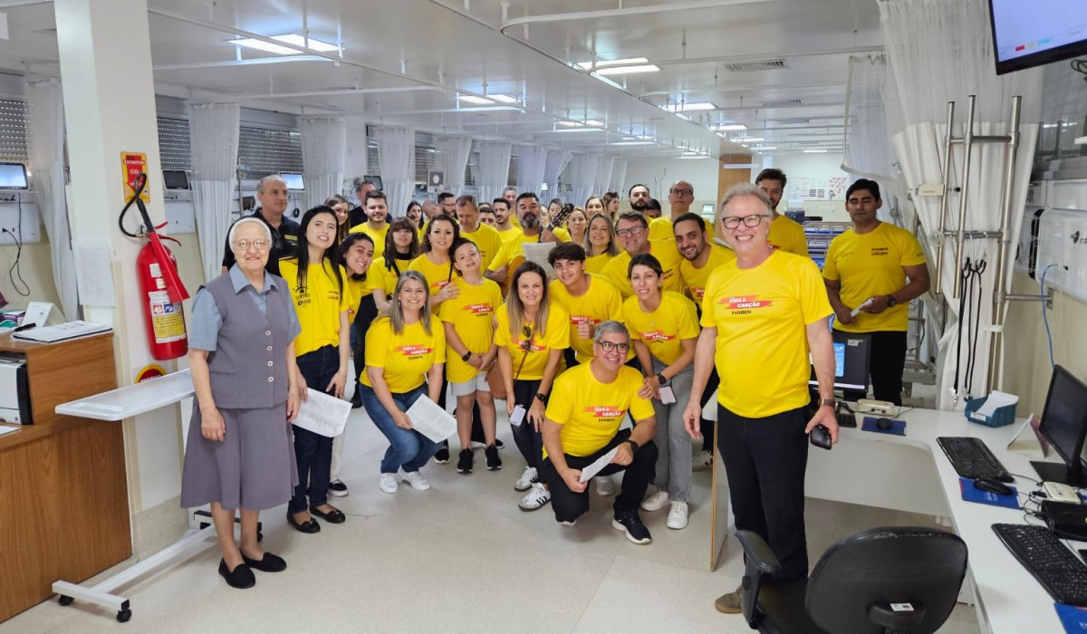 Coral de voluntários da Farben leva alegria à manhã do Hospital São José