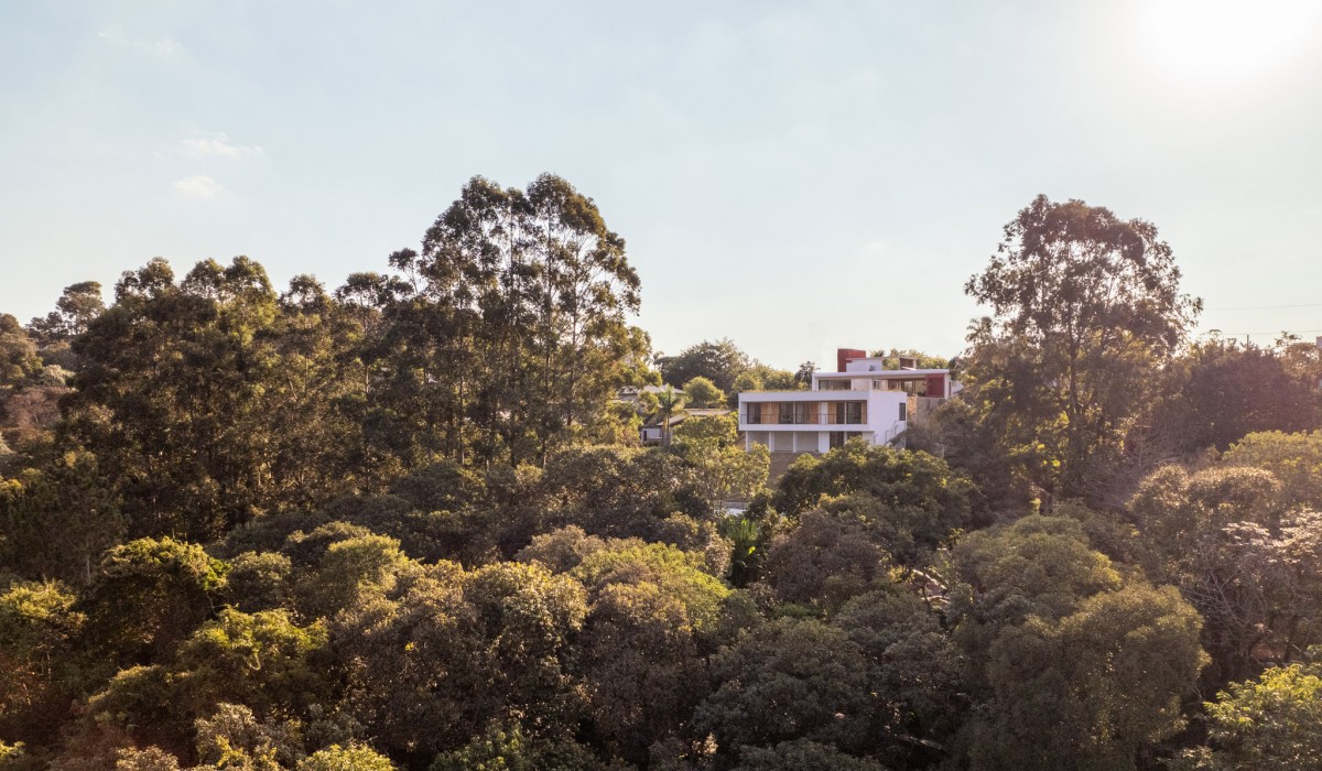 Casa Três Tempos: Conforto e Natureza em Harmonia em São Roque, São Paulo