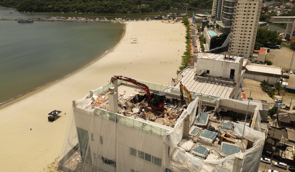 Maior demolição mecânica de prédio residencial no Brasil inicia em Balneário Camboriú