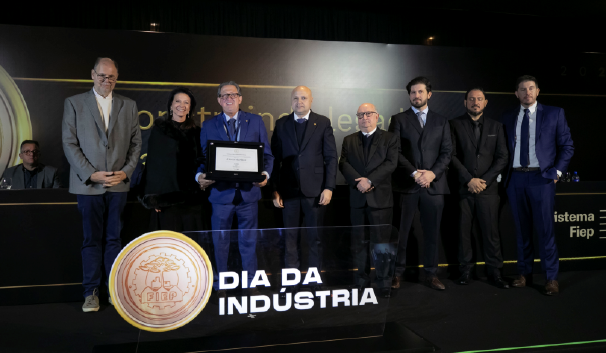 Irineu Munhoz é homenageado pela FIEP em evento de celebração ao Dia da Indústria