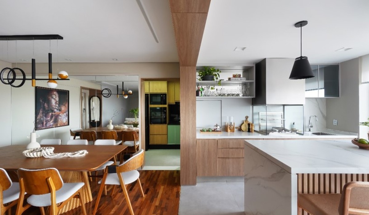 Reforma de apartamento explora dimensões generosas da varanda e agrega soluções como a inserção de um passa-prato na cozinha