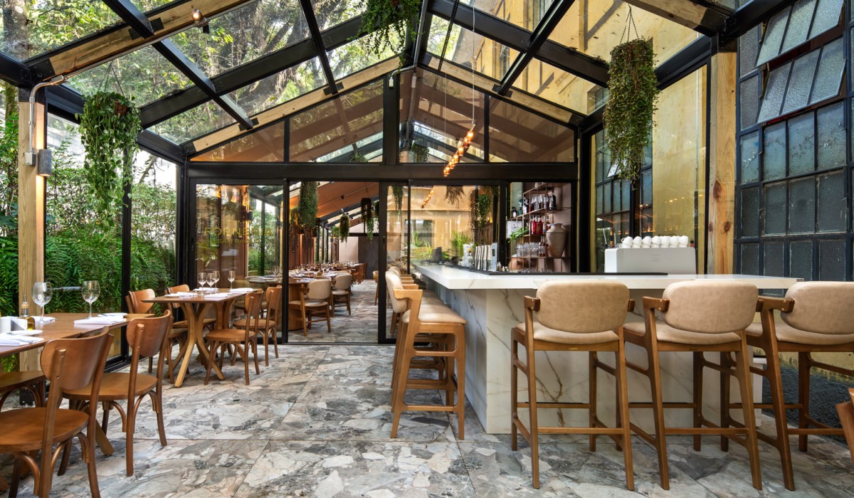 Franco Bachot marca presença na CASACOR São Paulo com mobiliário assinado para espaço gastronômico da Forneria San Paolo