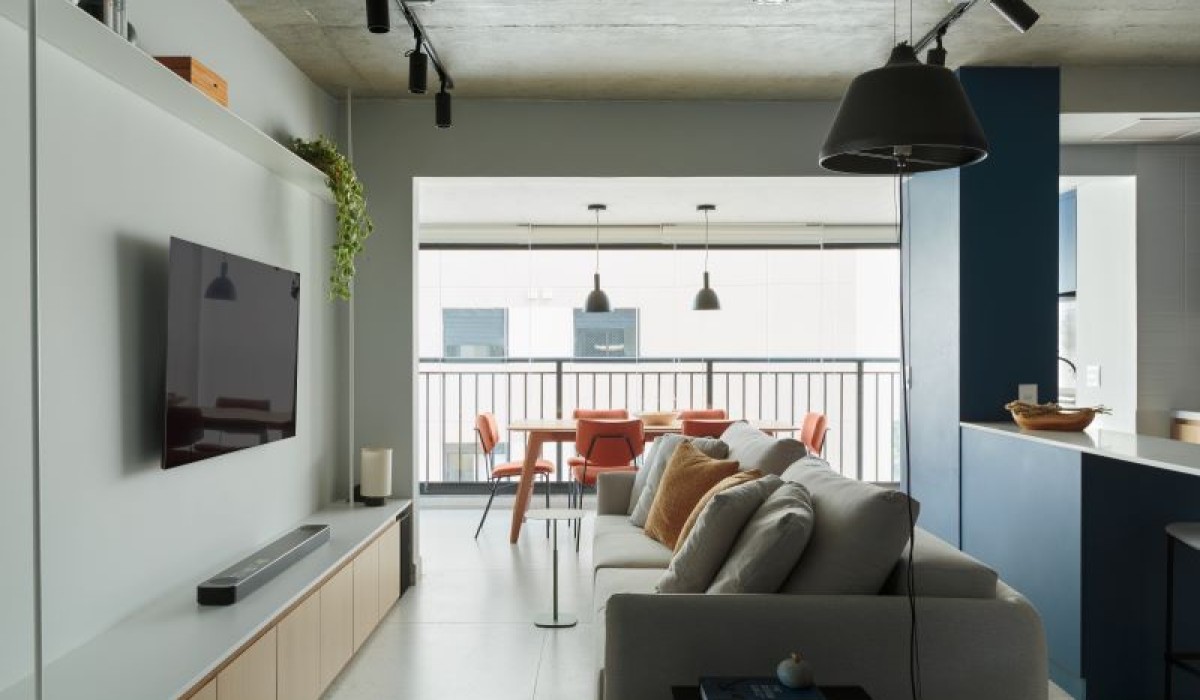 Estilo industrial, cor e integração marcam o Apartamento RB, assinado pelo Estúdio Maré