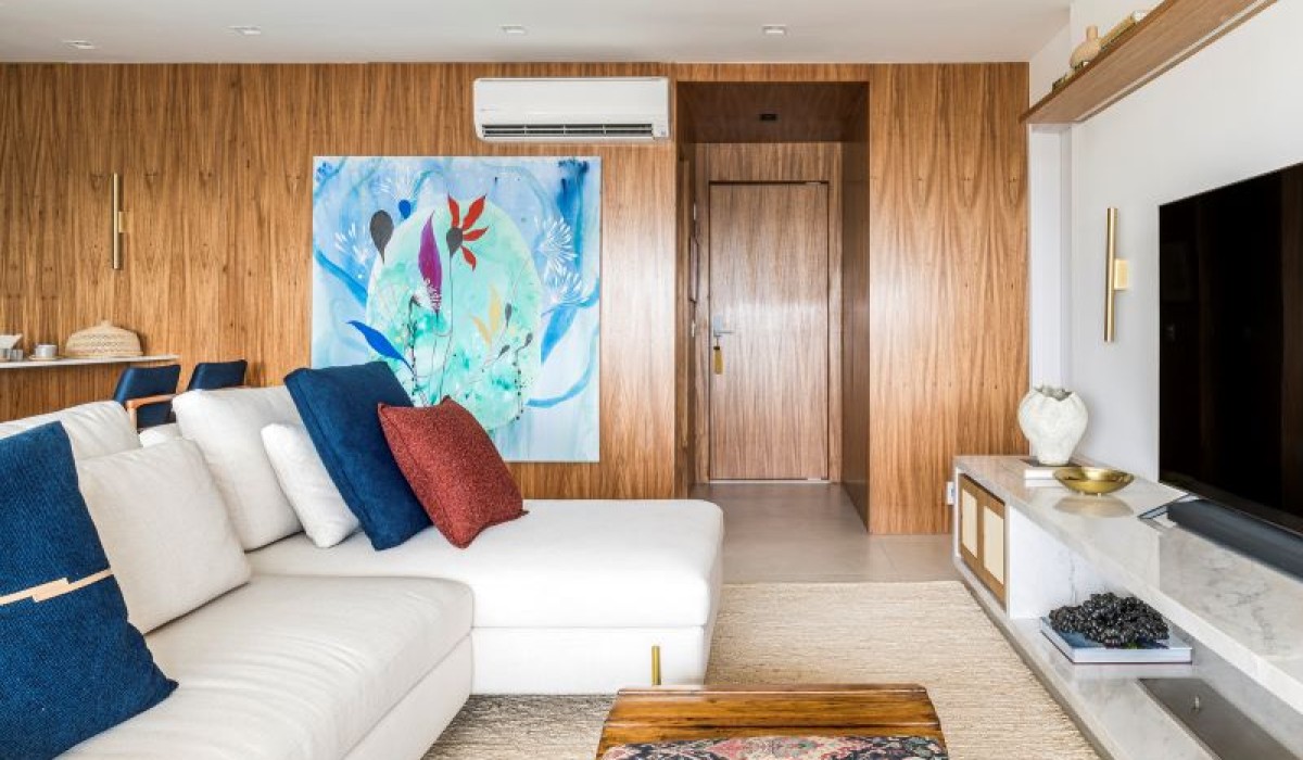 Apartamento de 125 m² tem décor aconchegante com lareira e vista para São Paulo