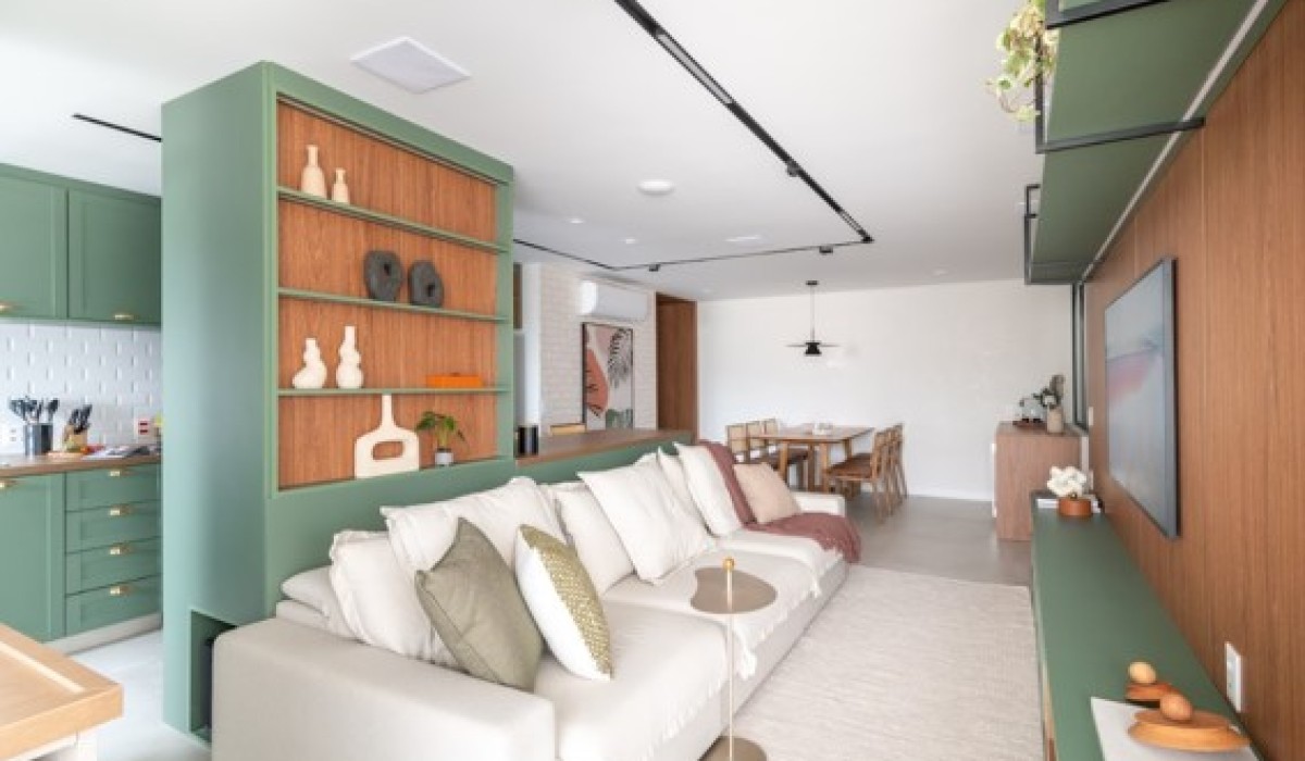 Marcenaria que distribui o imóvel, tons naturais, serralheria, formas geométricas e um toque de estilo farm marcam reforma de apartamento