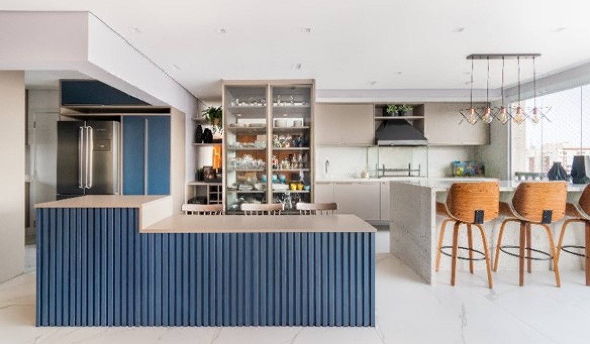 Marcenaria colorida se consolida como um recurso vibrante e atual na arquitetura de interiores