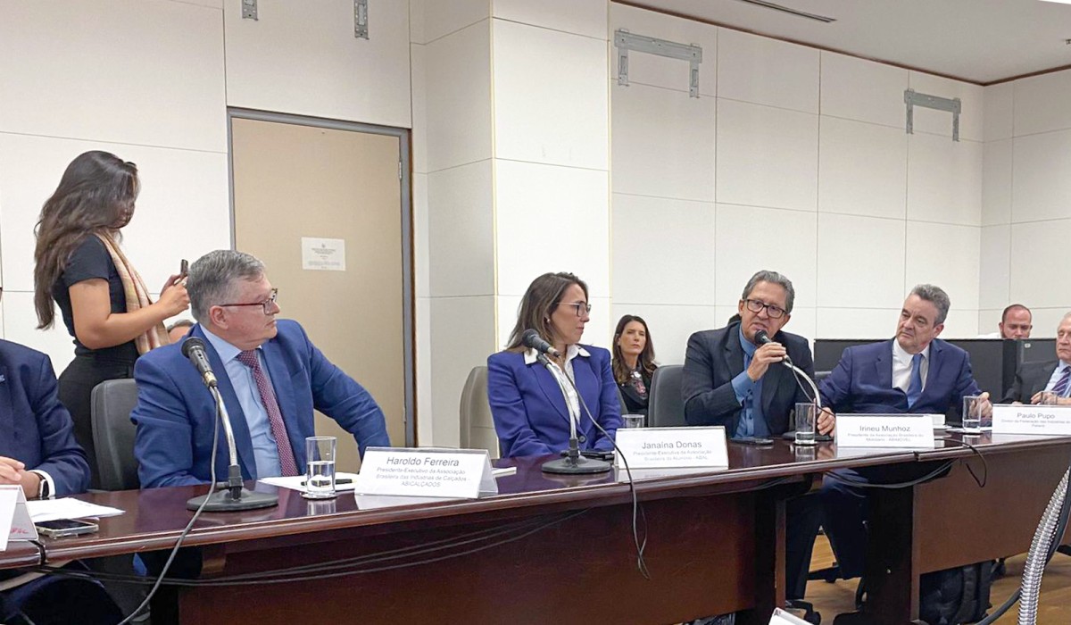 Tarifa de 50% dos EUA atinge indústria de móveis e ameaça empregos no Brasil