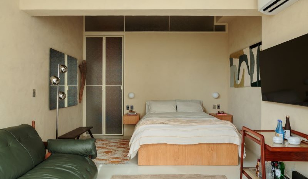 Integração e fluidez transformam apartamento compacto em um espaço prático e cheio de personalidade