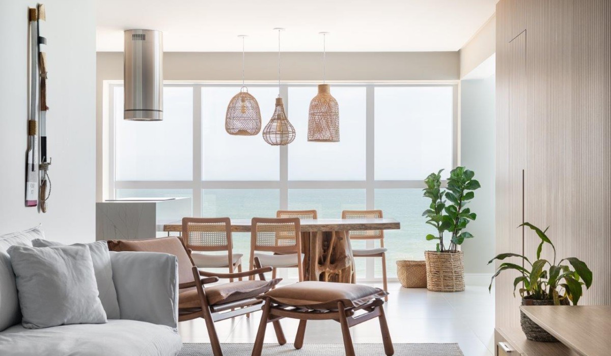 Apartamento à beira-mar de Paulo Spessatto combina estética naturalista e aconchego