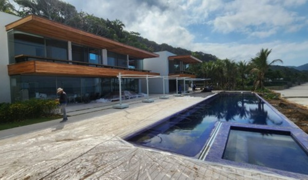 Casa no litoral recebe sistema inovador StoTherm para enfrentar desafios estruturais e ambientais