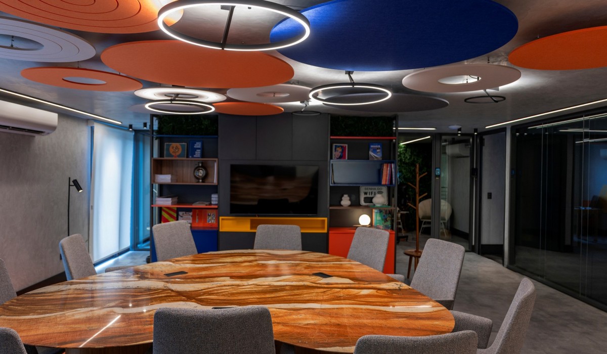 Luzes, cores e formas transformam projeto corporativo