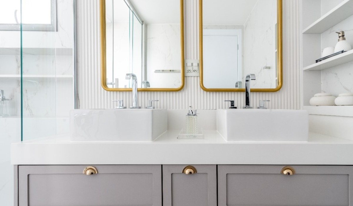 Dourado no décor: seis maneiras de inserir a cor nas residências