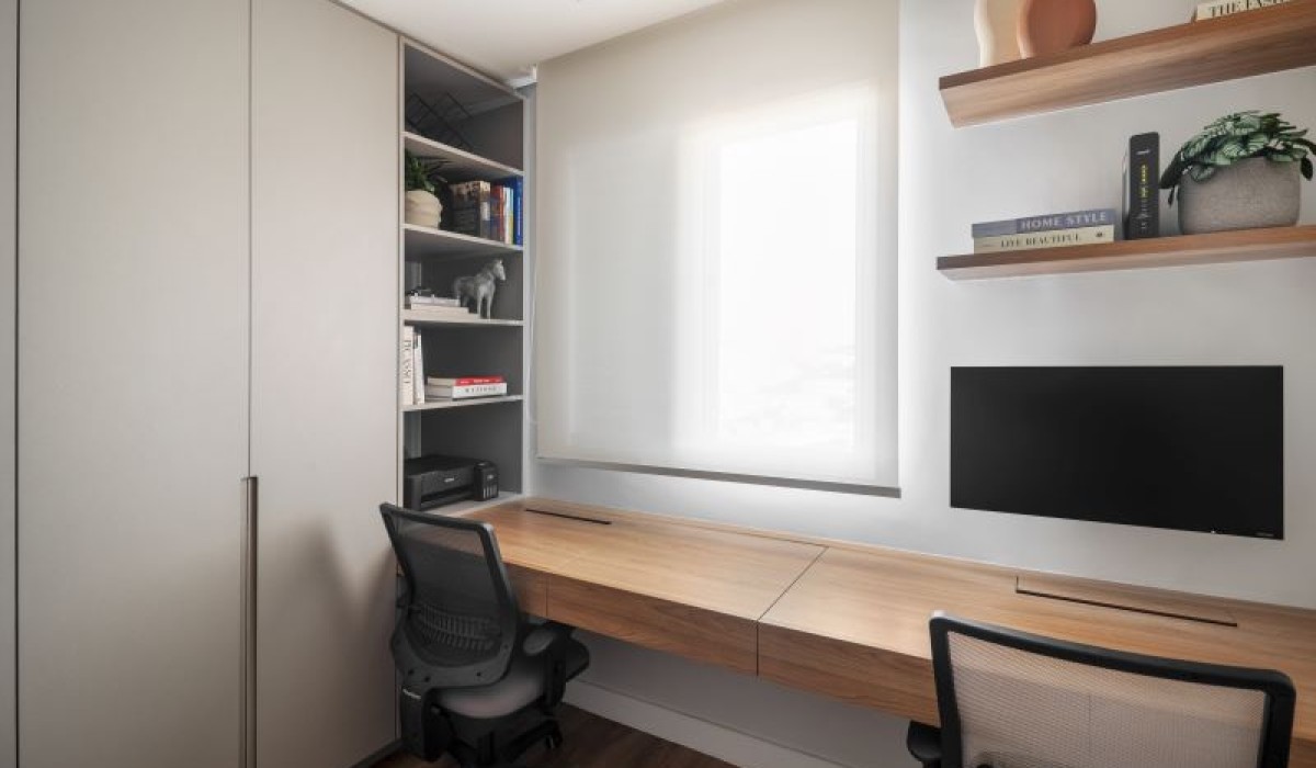 Home Office amplo para atender casal com conforto