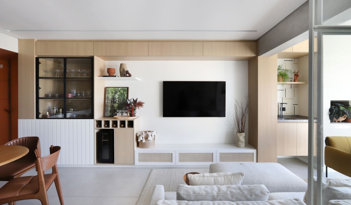 Apartamento com ateliê integrado ao living: conheça o Refúgio DB