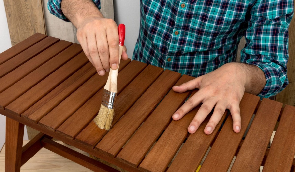 Stain ou verniz: qual a melhor opção para proteger a madeira?