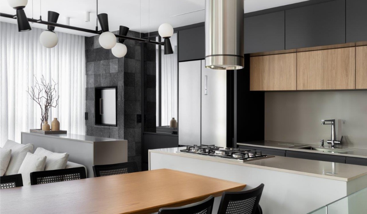 Duplex em Blumenau combina leveza, sofisticação e atmosfera acolhedora