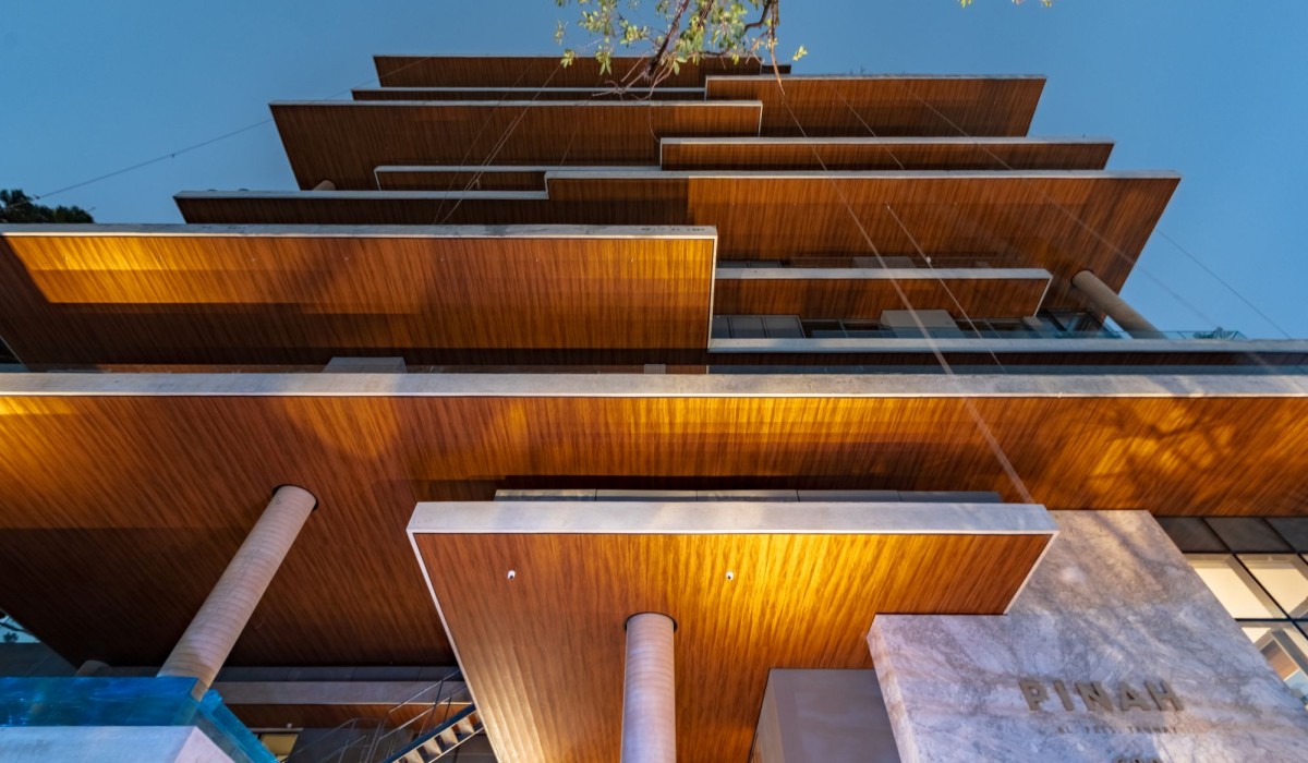 Revestimento vinílico criado no Brasil reposiciona o teto como elemento-chave na arquitetura contemporânea
