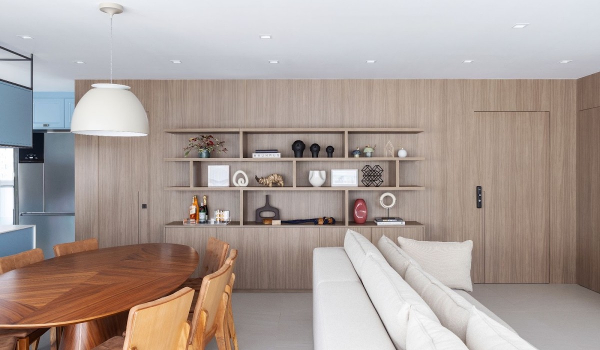 Integração de área social transforma apartamento de 146m²  assinado pelo escritório TT Interiores