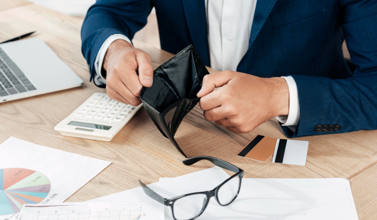 10 PASSOS PARA EMPRESAS ENDIVIDADAS SAÍREM DO VERMELHO E RETOMAR O CRESCIMENTO