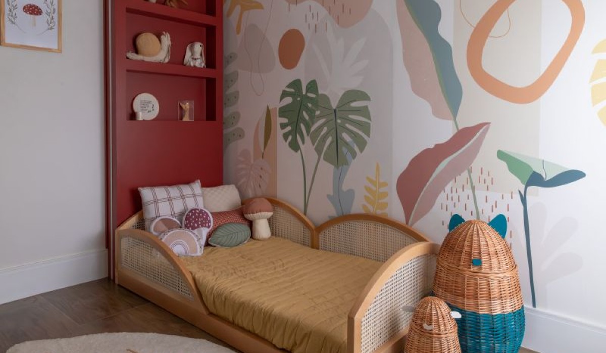 Quarto Forest: quando o vermelho queimado transforma o infantil em contemporâneo assinado pela TT Interiores