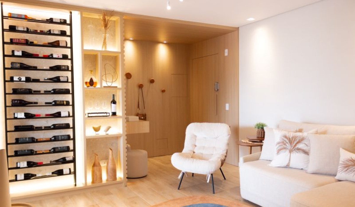 Arquiteta Carolina Oliveira assina reforma de Interiores e transforma apartamento de 77m² em refúgio acolhedor em Ubatuba, São Paulo, Brasil
